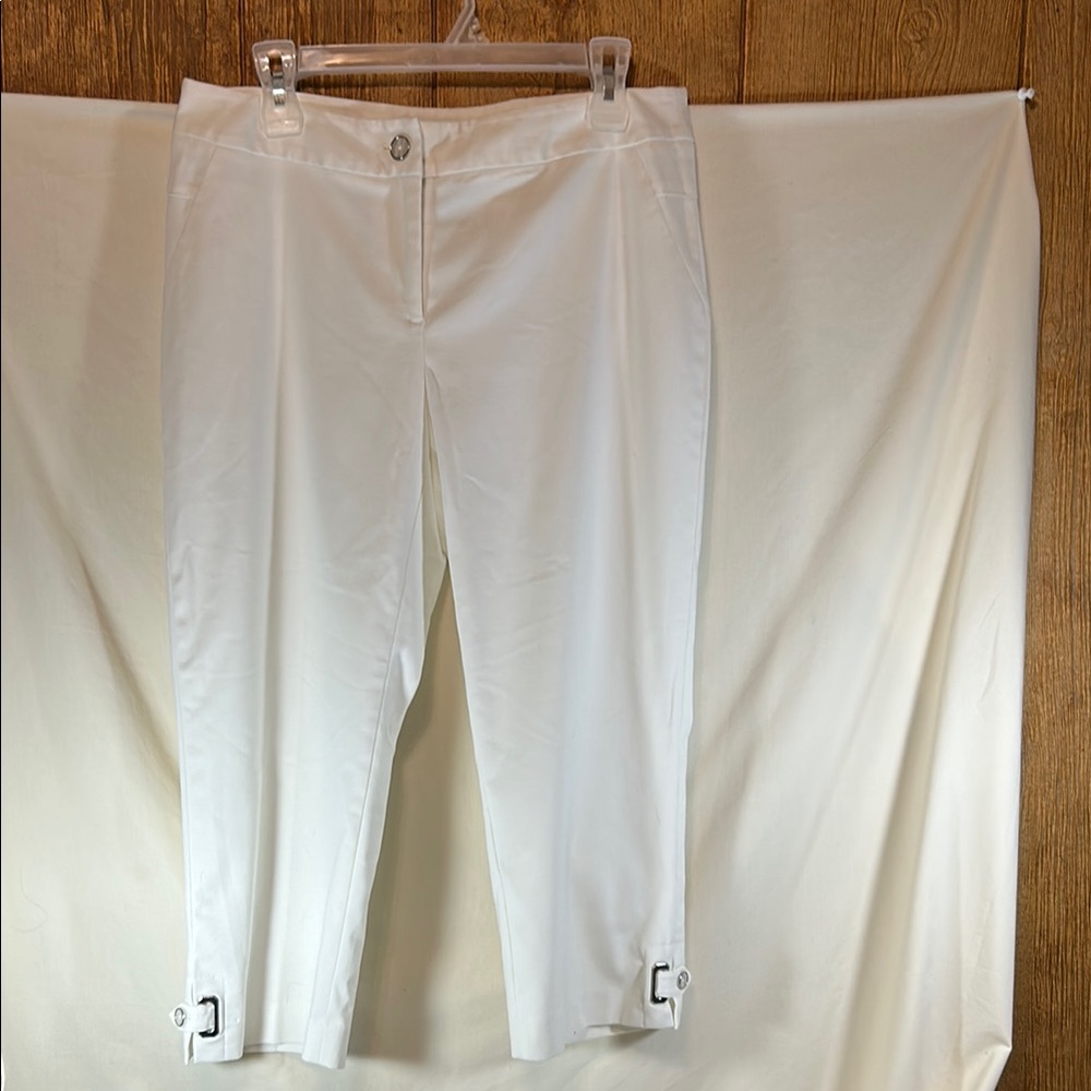 Rafaella White Cropped Pants with Buckle Detail